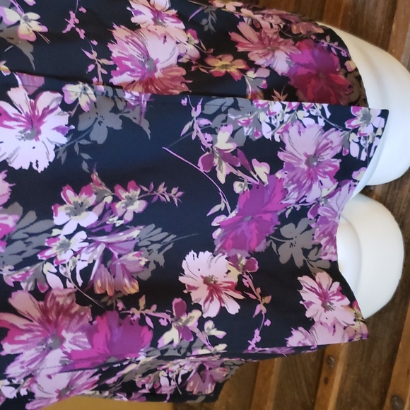 Croft & Barrow Floral short sleeve blouse 💥 - Picture 6 of 7